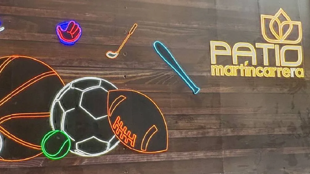 El espacio incluye una zona de juegos infantiles, ideal para familias. | Patio Martín Carrera