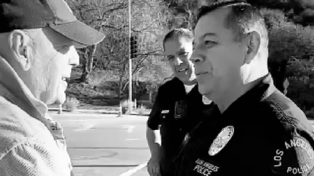 En un video compartido por su esposa Emma Heming, Bruce Willis, de 46 años, aparece sonriendo y estrechando las manos de los bomberos. | IG