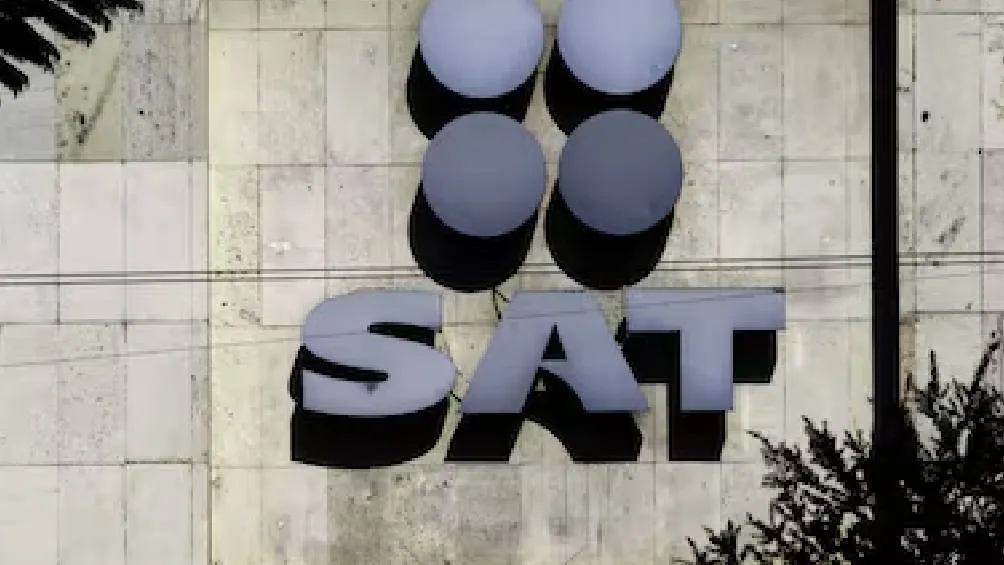 El Servicio de Administración Tributaria (SAT) ha informado que las personas físicas y morales en el Régimen Simplificado de Confianza (RESICO) deben cumplir con ciertas disposiciones. | X