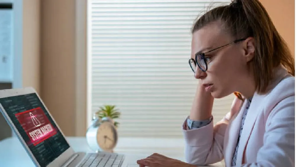 Se recomienda a las víctimas de estafas en línea que recojan pruebas, como capturas de pantalla y movimientos bancarios, para poder presentar una denuncia a la Policía Cibernética.