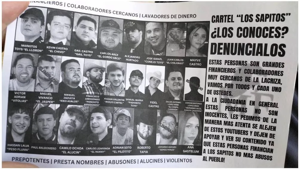 En Culiacán, Sinaloa, se distribuyeron volantes desde avionetas que señalaban a 25 influencers y cantantes, incluyendo a Peso Pluma. | RS