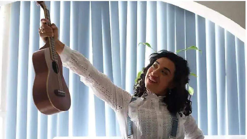 Flor Amargo, cuyo nombre real es Emma Mayte Carballo Hernández, es una cantante, compositora y multiinstrumentista. | El Sol de México