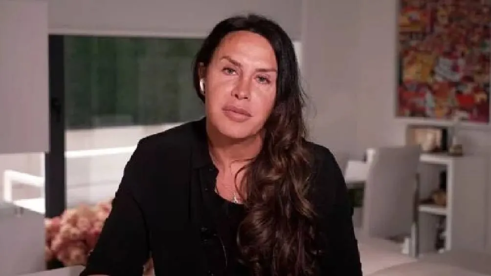 La actriz Karla Sofía Gascón ha enfrentado críticas nuevamente por la resurgencia de antiguos tweets en los que hizo comentarios racistas y xenófobos. | Captura de pantalla