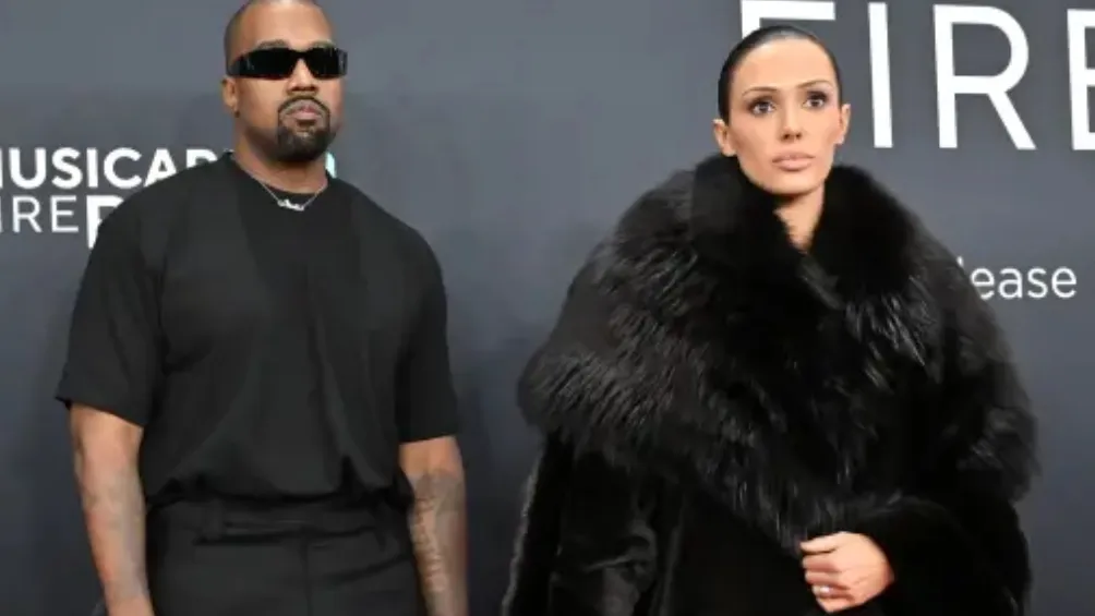 Bianca Censori junto a Kanye West en los Grammys 2025 / Redes Sociales