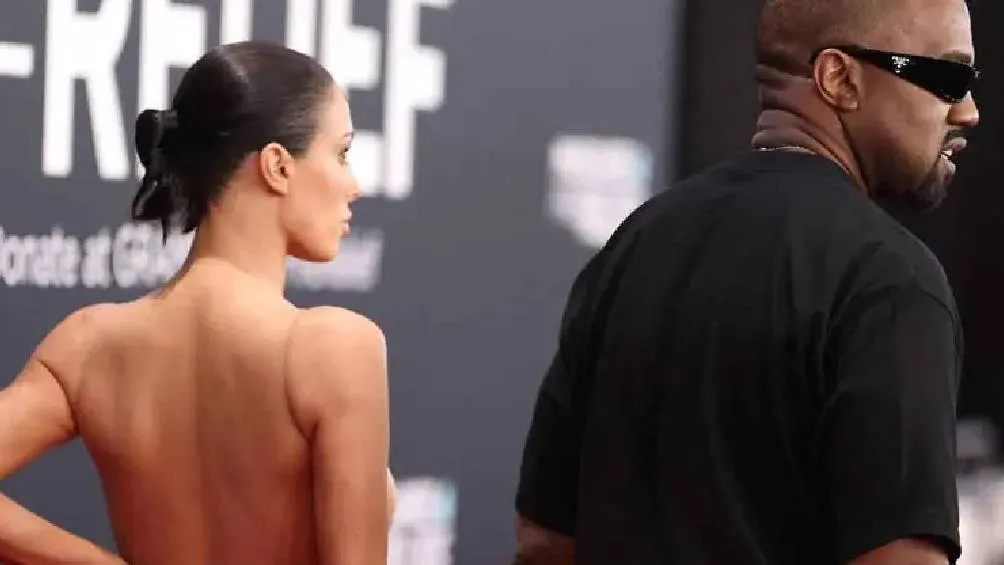 Bianca Censori ha generado controversia tras su aparición en la alfombra roja de los Premios Grammy. | AP