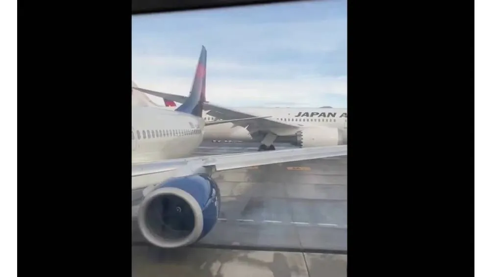Un portavoz de Delta Airlines informó que a las 10:17 a.m. (hora del Pacífico), un avión de Japan Airlines chocó con la parte trasera de un Boeing 737. | X