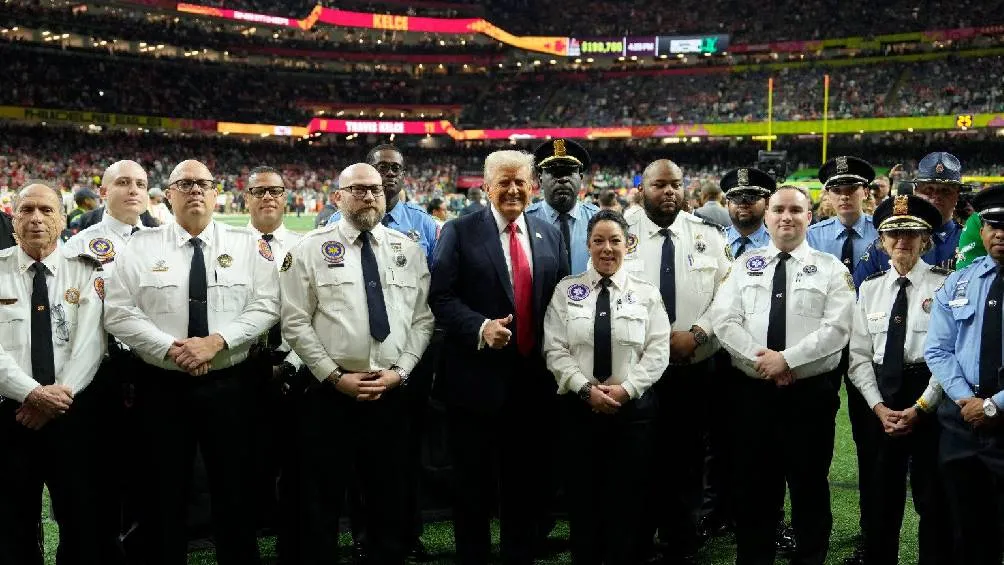 El presidente de Estados Unidos, Donald Trump, hizo historia al convertirse en el primer mandatario en asistir a un Super Bowl. | AP