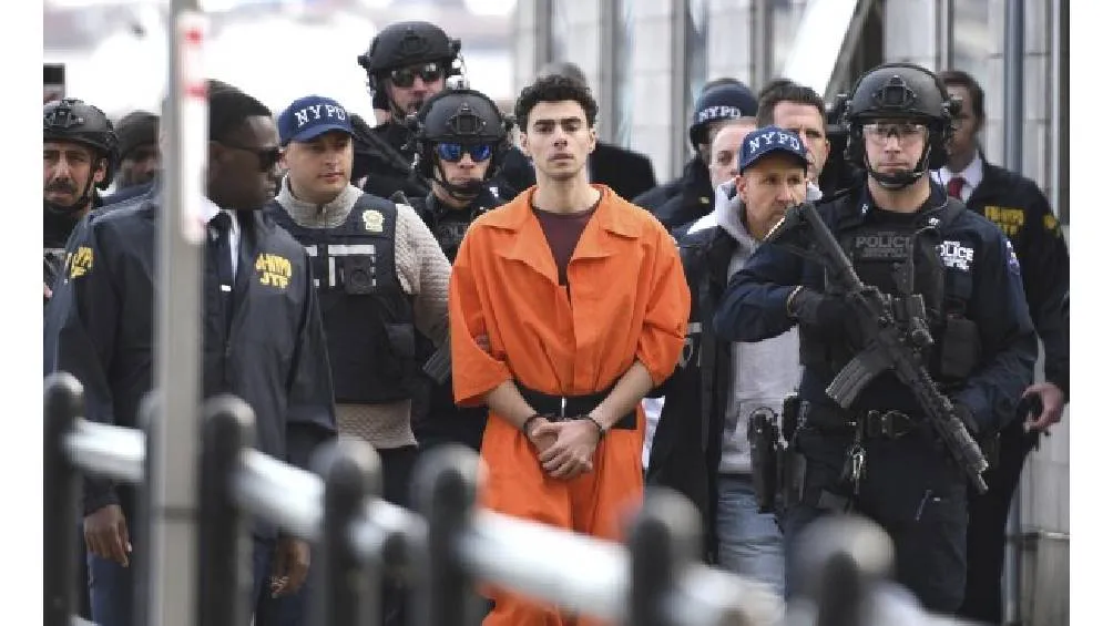 Luigi Mangione, acusado del asesinato del CEO de UnitedHealthcare, Brian Thompson, ha logrado recaudar aproximadamente 300,000 dólares para su defensa. / AP