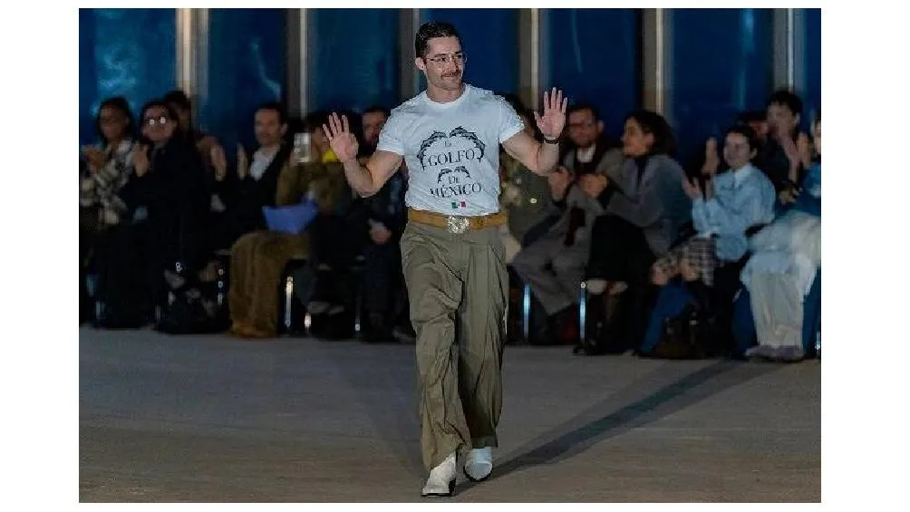 El diseñador Patricio Campillo utilizó la moda para expresar su rechazo a las declaraciones de Donald Trump, quien renombró el Golfo de México como Golfo de América. / X