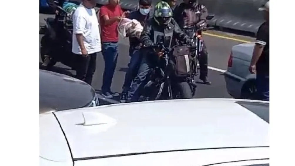 Al motociclista en redes sociales lo llaman &quot;Héroe sin capa&quot;. / Captura de pantalla