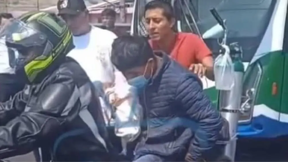 Un motociclista salvó a una bebè con oxígeno atrapada en el trafico por una manifestación. / Captura de pantalla