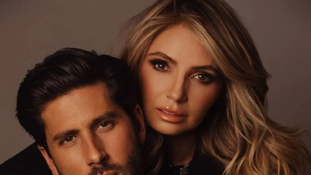 Angélica Rivera, de 55 años, y Diego Klein, de 36, se conocieron en la producción de la nueva telenovela &quot;Con esa misma mirada&quot;. / Revista Caras