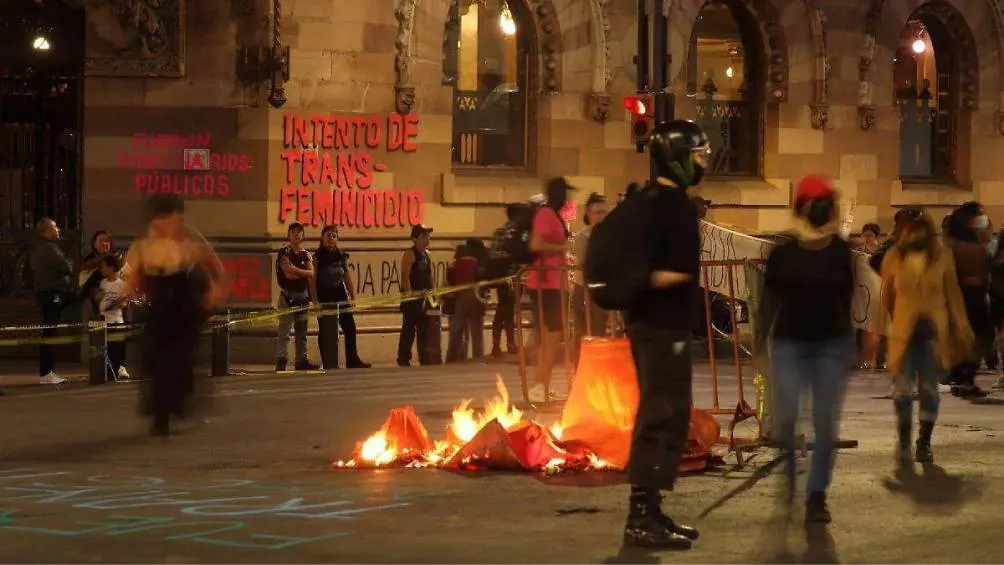 Diversos colectivos cerraron la avenida de Eje Central para exigir justicia. / LA PRENSA