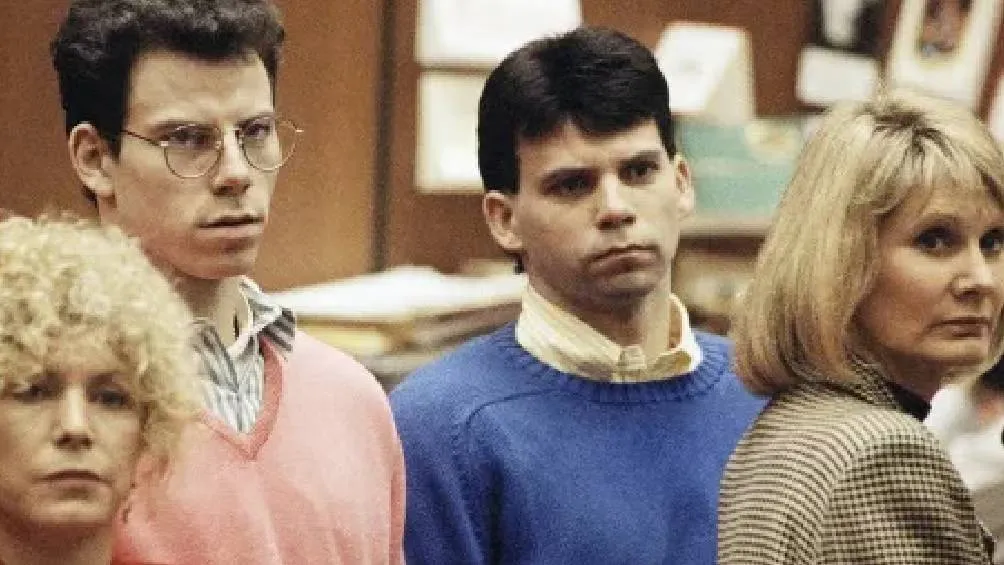 En 1989, Lyle y Erik Menéndez fueron acusados de asesinar a sus padres a tiros en su casa en Beverly Hills.|AP