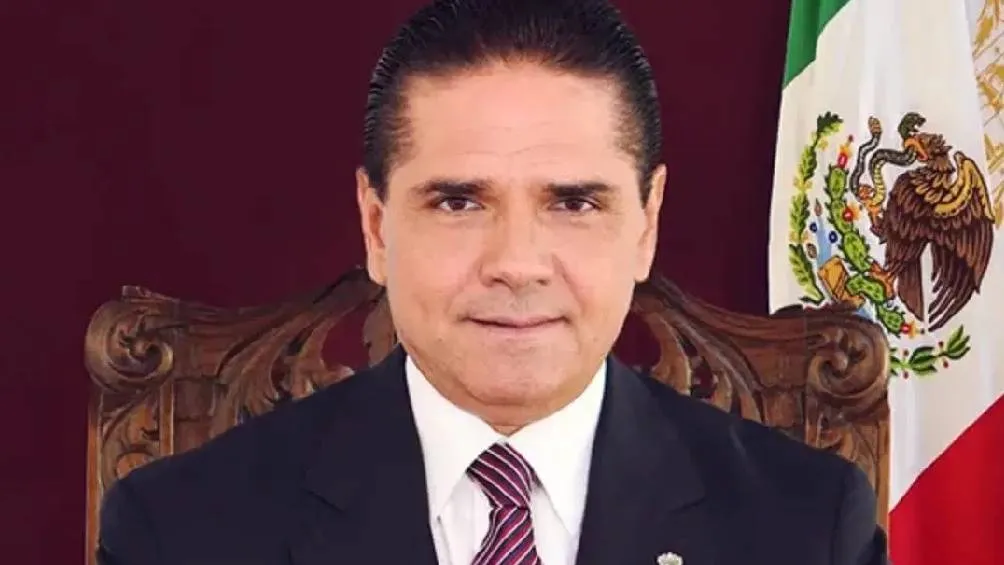El exgobernador de Michoacán, Silvano Aureoles, enfrenta una orden de aprehensión por presuntos actos de corrupción. / X
