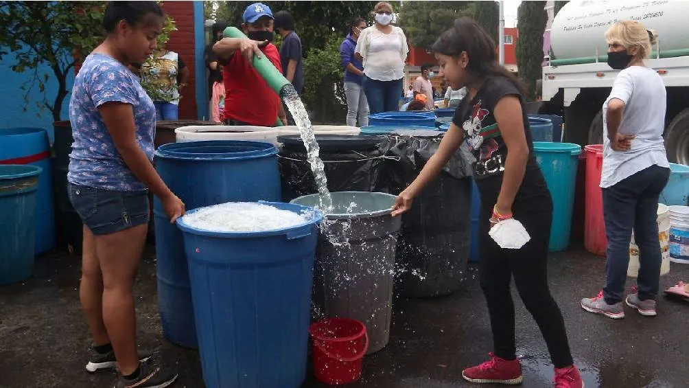 En la Ciudad de México, se está implementando un tandeo por corte parcial de agua, lo que significa que las colonias afectadas reciben el suministro en horarios específicos. / RS