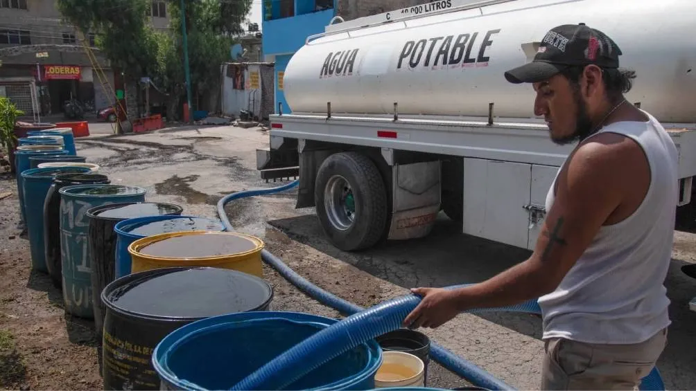 Los ciudadanos de CDMX que enfrentan cortes de agua pueden solicitar pipas gratuitas a través de Locatel (*0311). / RS