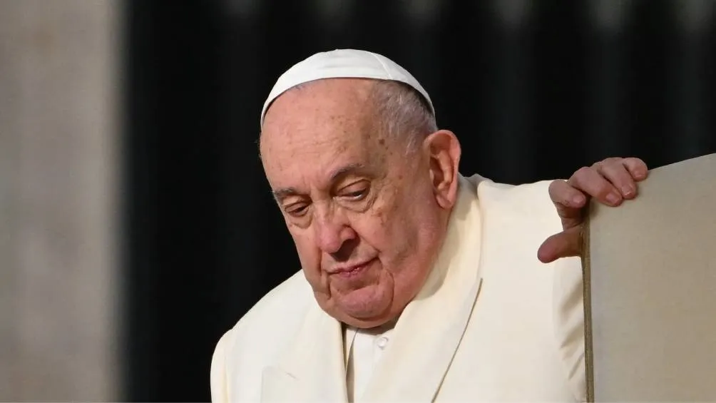 El Vaticano informó que el Papa Francisco, de 88 años, muestra una &quot;buena respuesta a la terapia&quot;. / AP