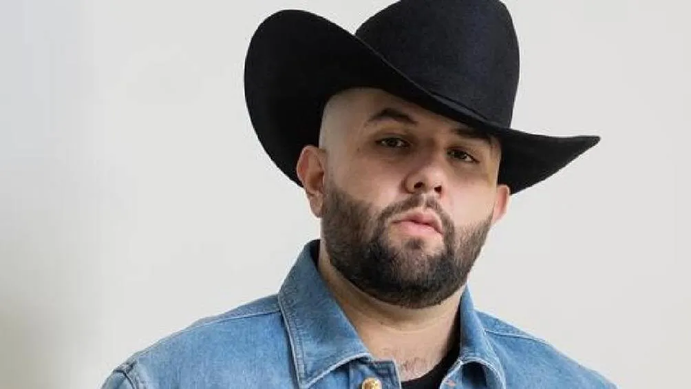 Carin León aprovechó la oportunidad de su entrevista con Pati Chapoy para expresar su admiración por Pedro Sola. / Los Ángeles Time