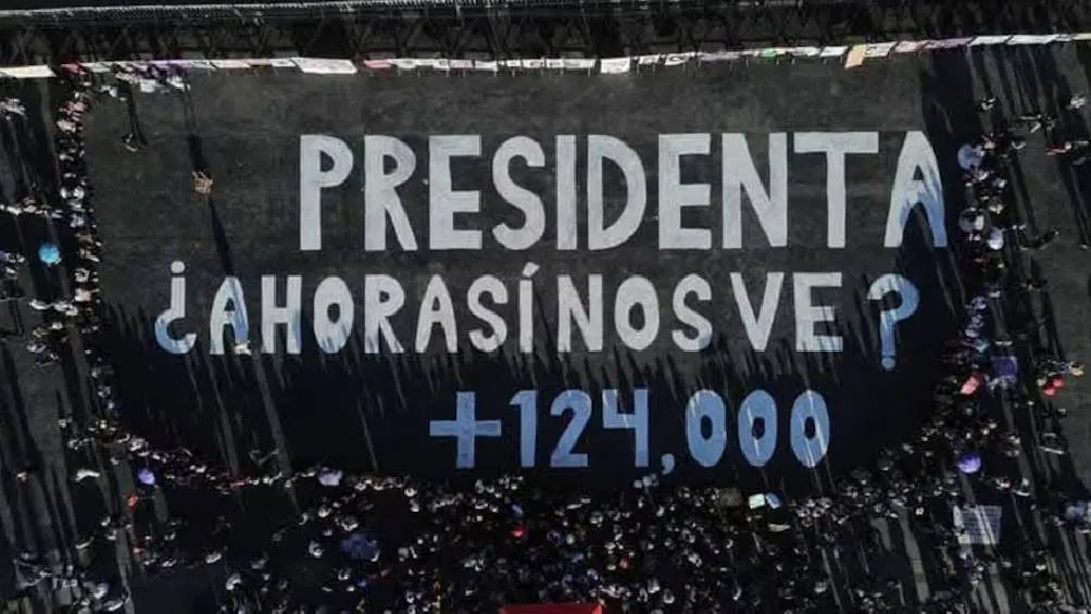 Las consignas y mensajes, tales como &quot;¿Ahora sí nos ve, presidenta?&quot;, evidenciaron la desesperación de los familiares. / X/@ositosinaloense