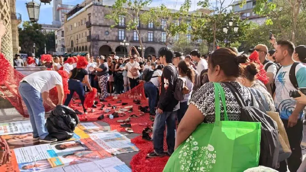 Colectivos se reúnen en la Plaza de las Armas de Guadalajara, Jalisco, para demandar justicia tras el descubrimiento del Rancho Izaguirre./ ADN40