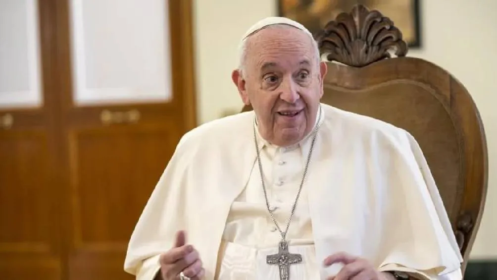 Su Santidad el Papa, de 88 años, ha sido hospitalizado debido a una neumonía bilateral. / X