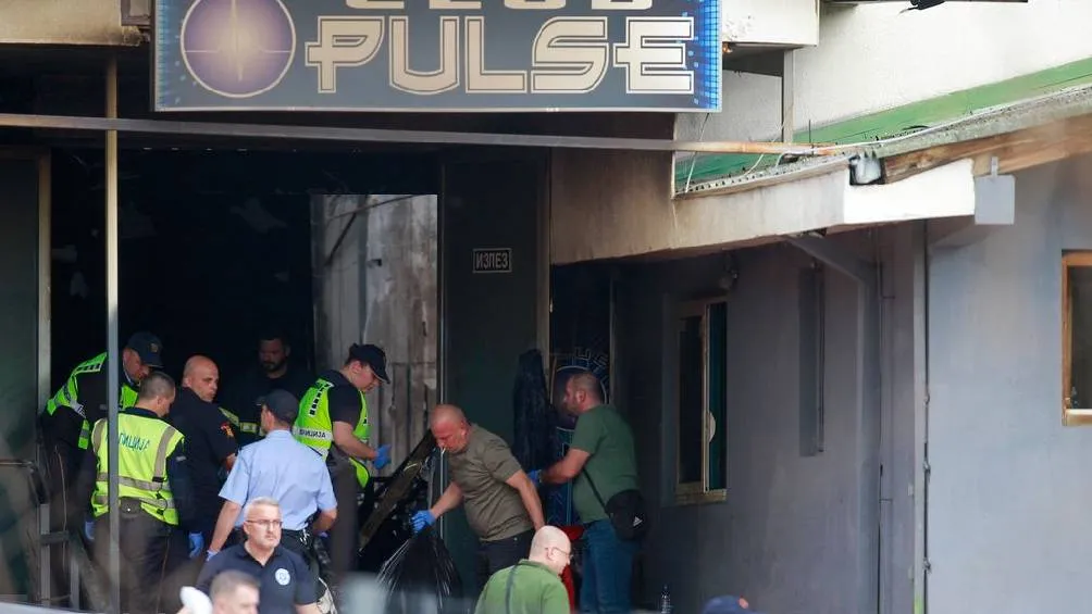 El incendio, que se produjo antes del amanecer en la ciudad oriental de Kocani, dejó muertos y heridos principalmente entre jóvenes. / AP