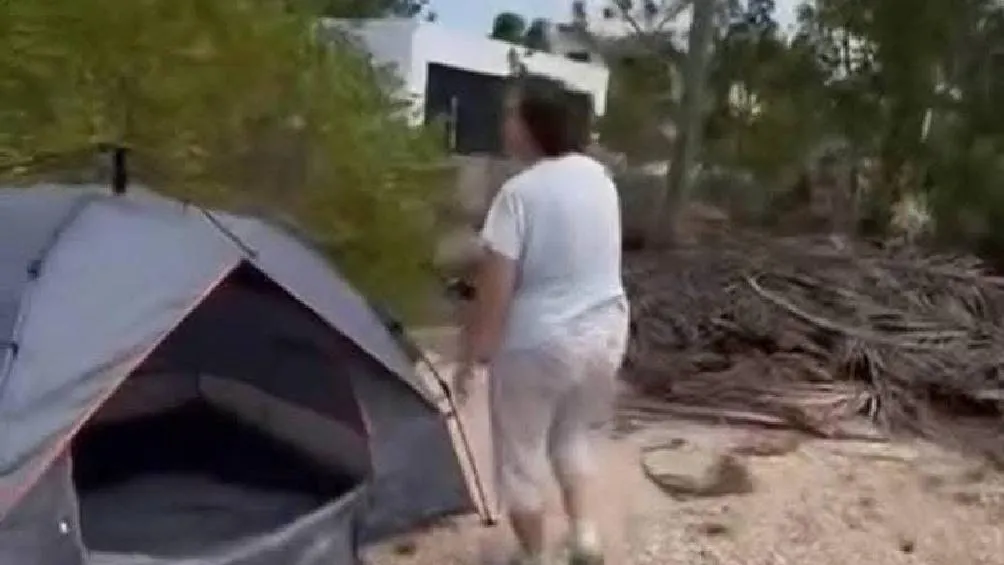 En redes sociales se ha viralizado a una extranjera atacando a una familia. / Captura de pantalla