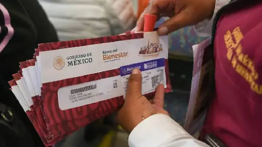 La Tarjeta del Bienestar es fundamental para numerosos ciudadanos mexicanos . / RS