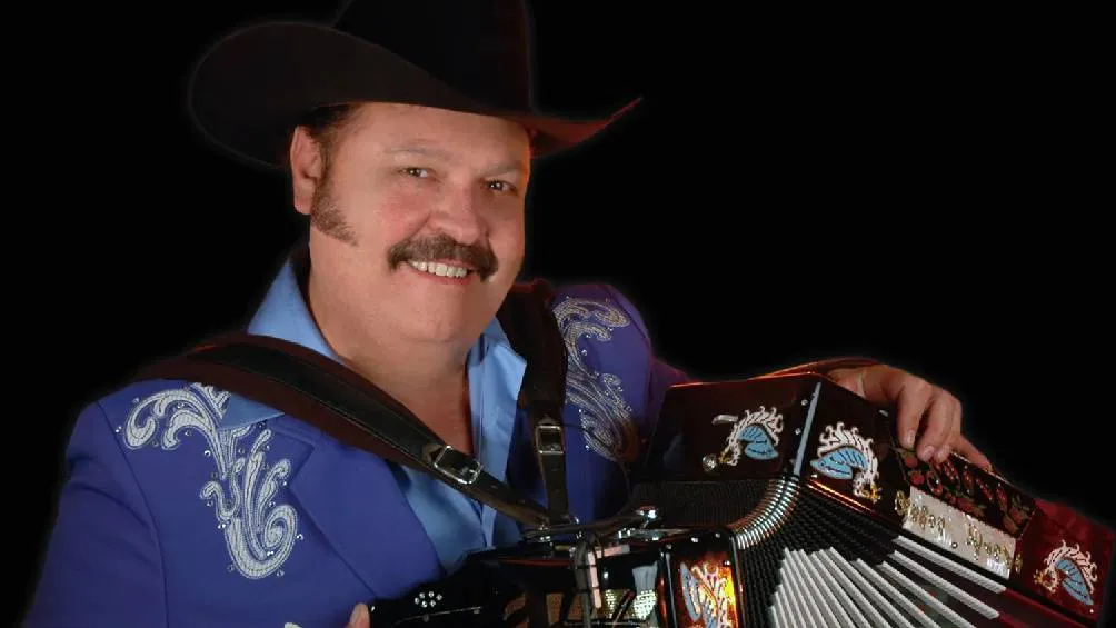 Ramón Ayala, nacido el 8 de diciembre de 1945 en Monterrey, Nuevo León, es un reconocido músico y cantante mexicano apodado el "Rey del Acordeón". / Billboard