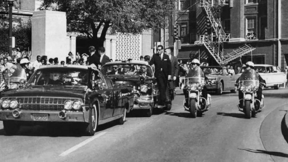 El interés en los detalles relacionados con el asesinato de Kennedy ha sido enorme a lo largo de las décadas, con innumerables teorías de la conspiración. / AP