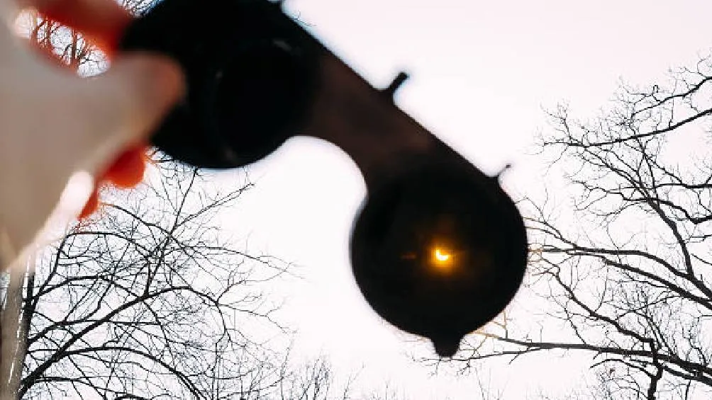 Para observar el eclipse solar de forma segura, se deben usar gafas especiales que cumplan con la norma ISO 12312-2. / Pixabay