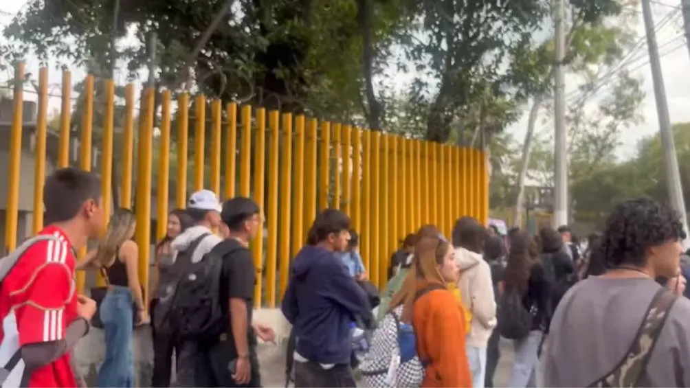 La tarde de este lunes encapuchados tomaron las instalaciones del CCH Vallejo. / VocesVallejouniversitarias