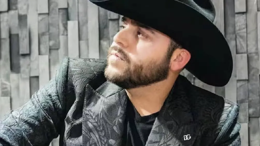 El cantante de música regional mexicana, Gerardo Ortiz, enfrenta controversia tras declararse culpable de colaborar supuestamente con el Cártel Jalisco Nueva Generación (CJNG). / RS