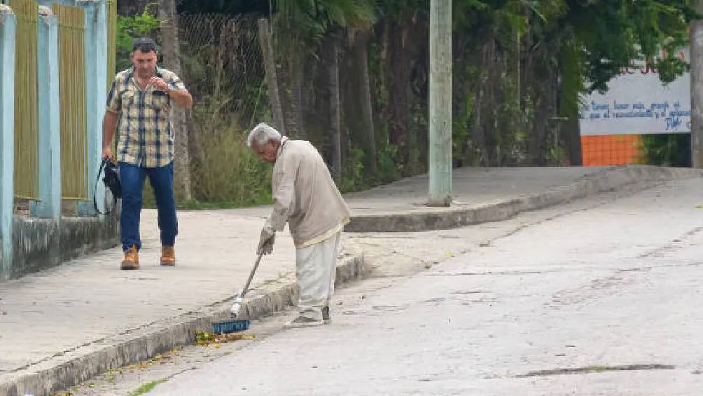 Los residentes de Guadalajara, Jalisco, serán sancionados por no barrer la banqueta, de acuerdo con el Reglamento de Aseo Público y la estrategia “Guadalajara Limpia”. / Pixabay