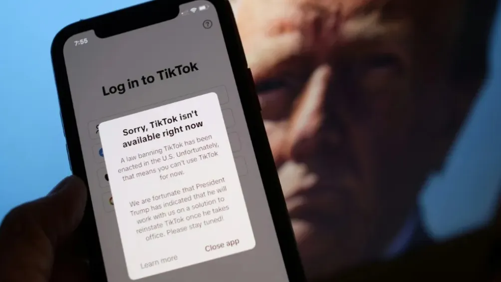 Donald Trump busca mantener TikTok funcionando en el país / Getty Images