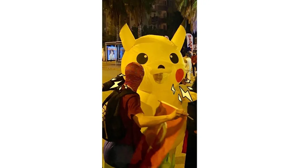 Manifestante se disfraza de PIkachu en protesta en Turquía / Redes Sociales