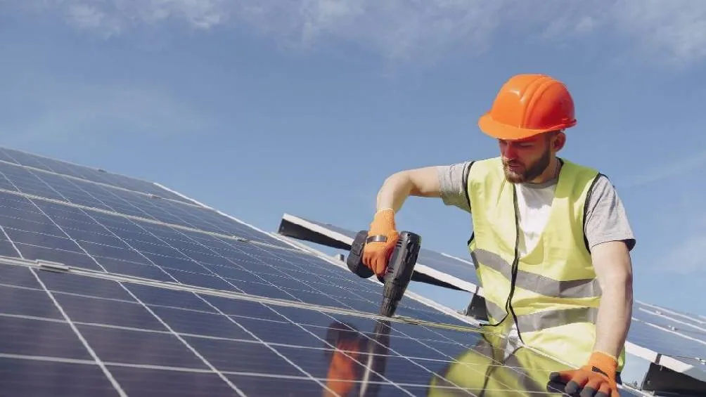 La CFE invertirá 200 millones de pesos para instalar 5,500 sistemas fotovoltaicos en techos de viviendas en Mexicali. / RS