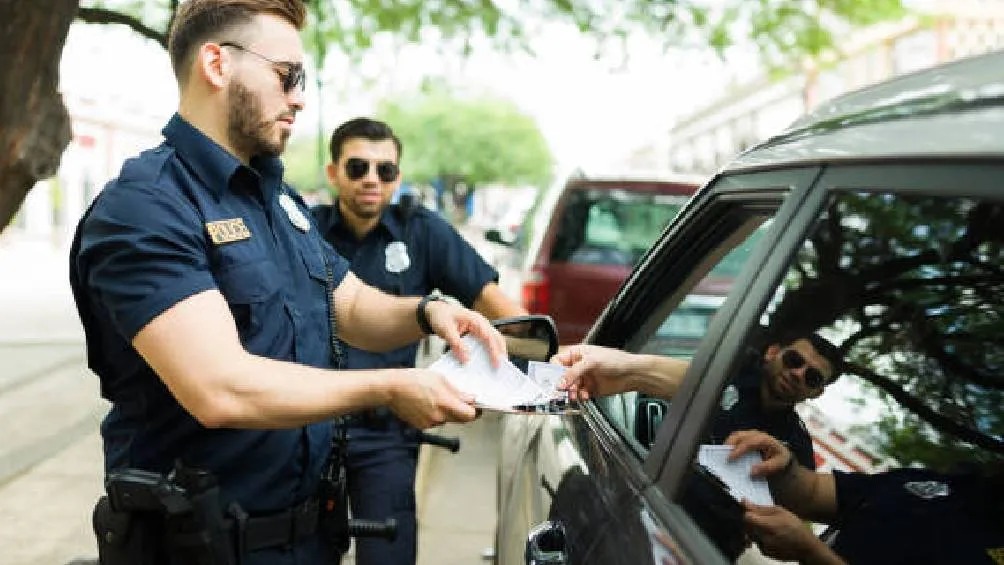 El uso de bocinas o claxons alterados y neumáticos metálicos o bandas de oruga está sancionado con multas. / Pixabay