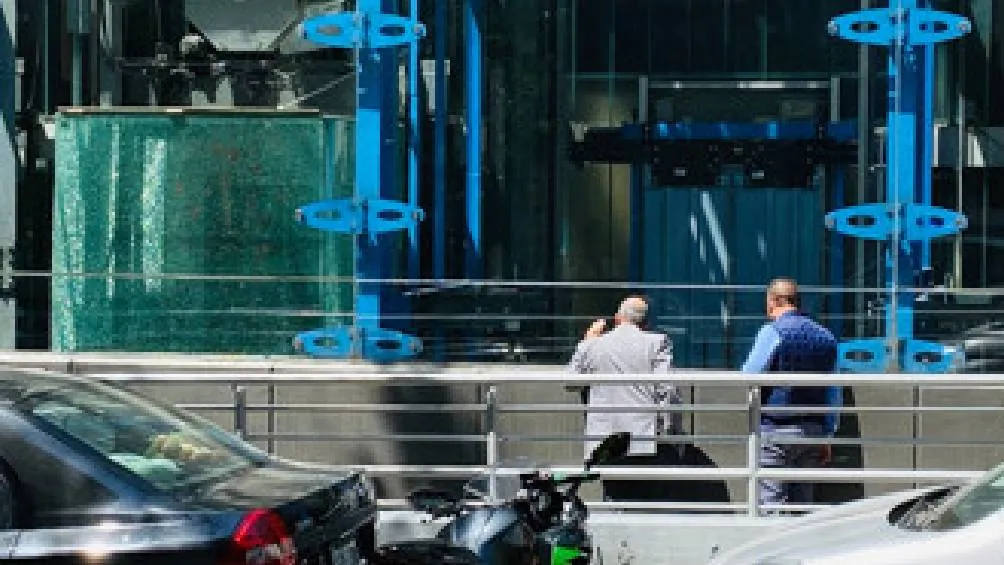 Un trabajador de 43 años falleció en un accidente en un edificio corporativo en Insurgentes 553. / RS