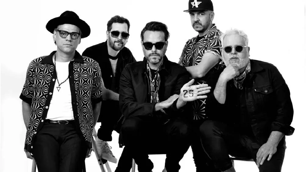 Jumbo dedicó su canción "Fotografías" a los fotógrafos Berenice Giles Rivera y Miguel Ángel Rojas. / Billboard