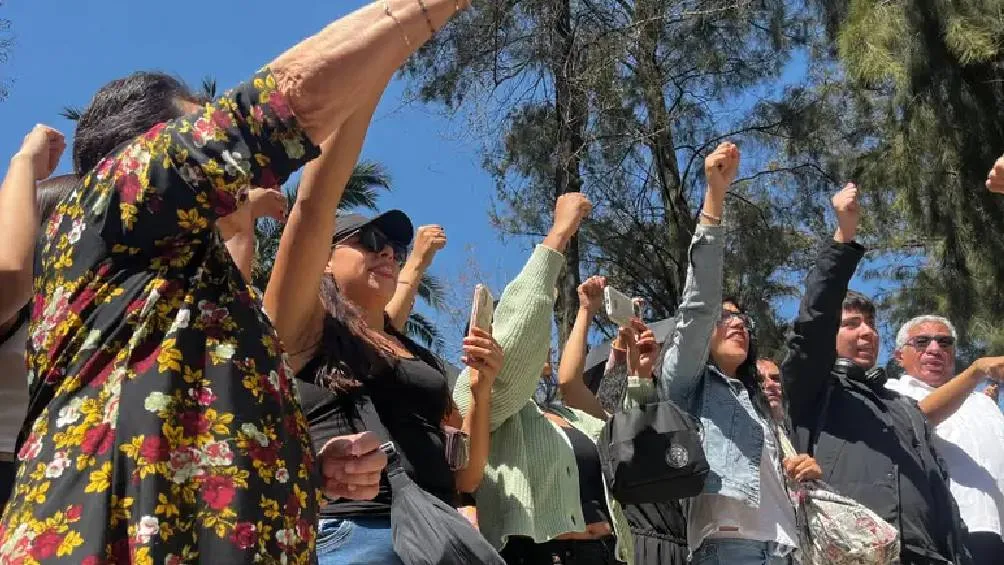 El acto conmemorativo se realizó frente a la biblioteca “Jesús Reyes Heroles”, donde amigos, familiares, docentes y autoridades universitarias honraron a los jóvenes. / X