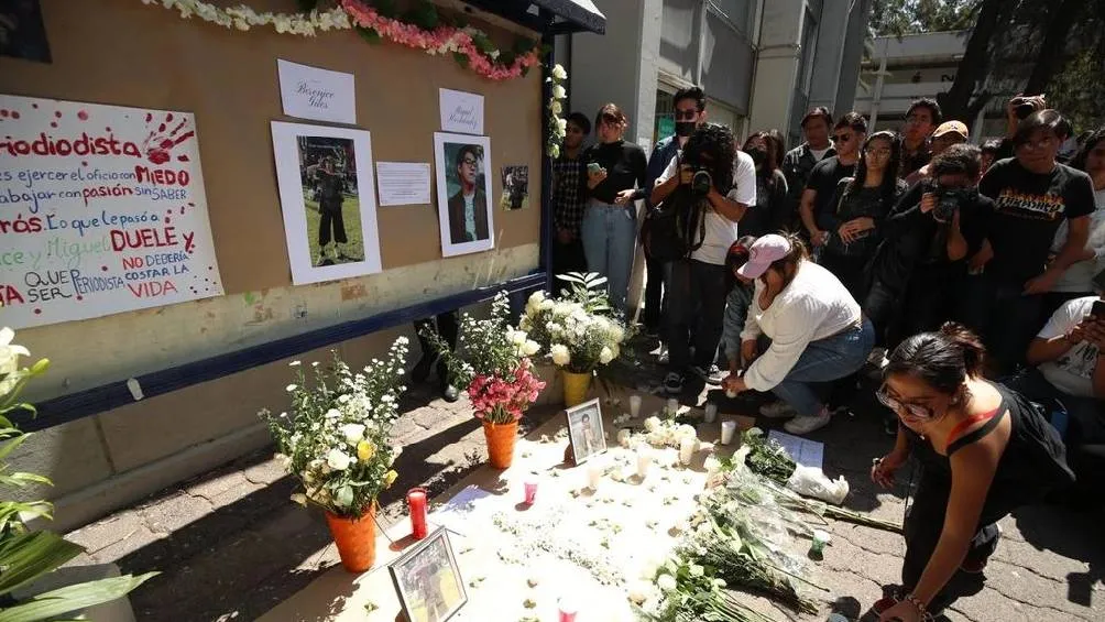Durante el homenaje, colegas y docentes evocaron la memoria de Berenice y Miguel. / La Jornada