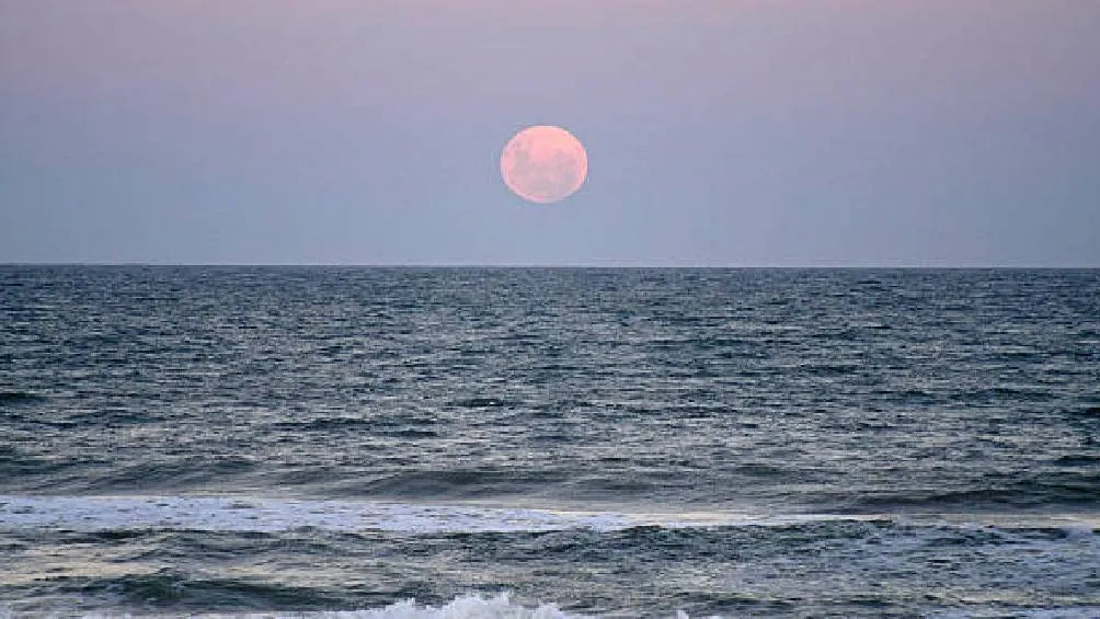 Para fotografiar la Luna, ajusta manualmente el enfoque y la exposición para evitar la sobreexposición. / Pixabay