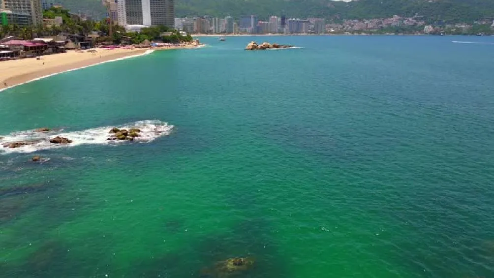 La Cofepris ha señalado seis playas en México, incluida la playa Icacos en Acapulco, Guerrero. / Pixabay