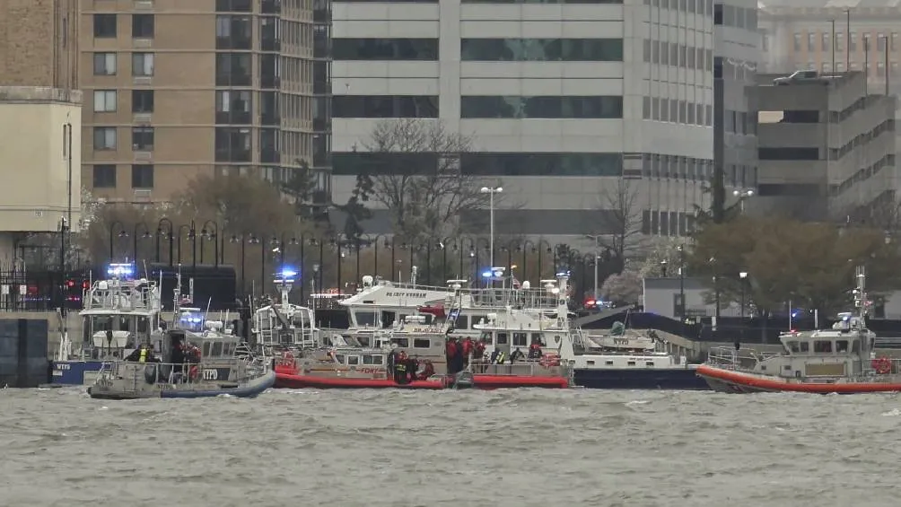 Testigos reportaron que una pala de un helicóptero se desprendió antes de caer cerca del túnel Holland. / AP