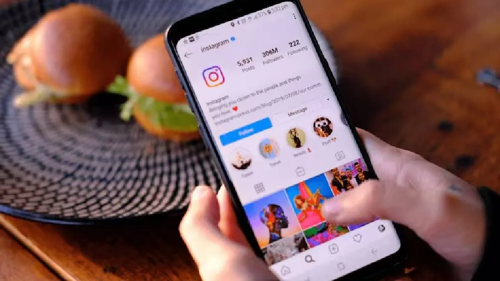 La nueva función &quot;Mapa&quot; en los DMs permite ver la ubicación actual de contactos que la han activado en un mapa interactivo. / X