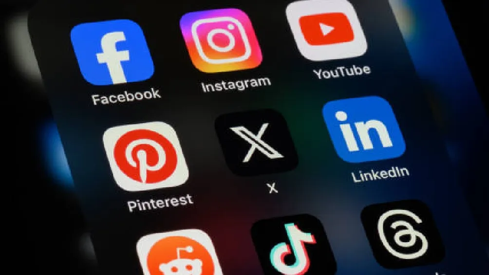 Joven y su abuelita se hacen virales en Redes Sociales/iStock