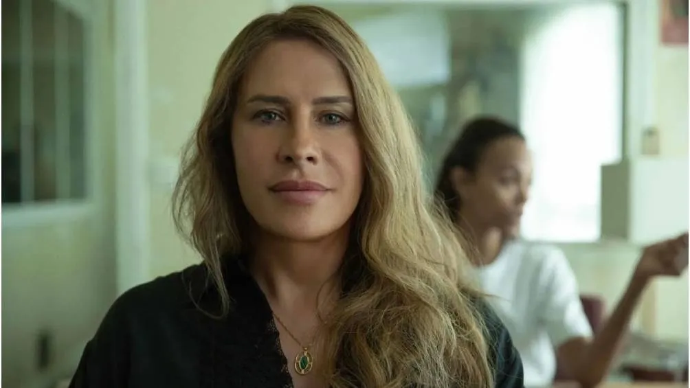 Karla Sofía Gascón, quien interpreta a un capo en transición a mujer, generó controversia. / RS