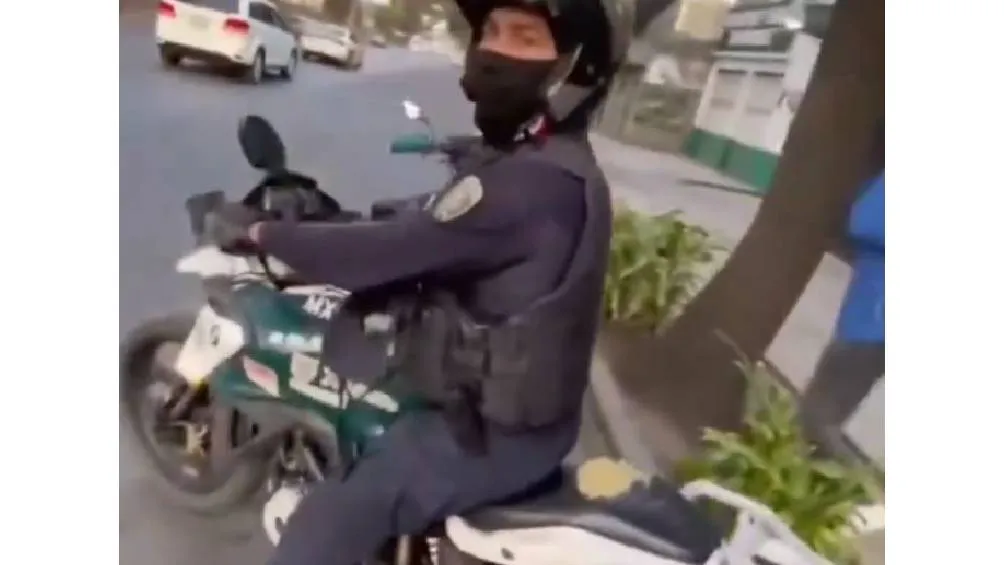 policías de tránsito intentaron detener a un motociclista desde una unidad sin identificación clara. / Captura de pantalla